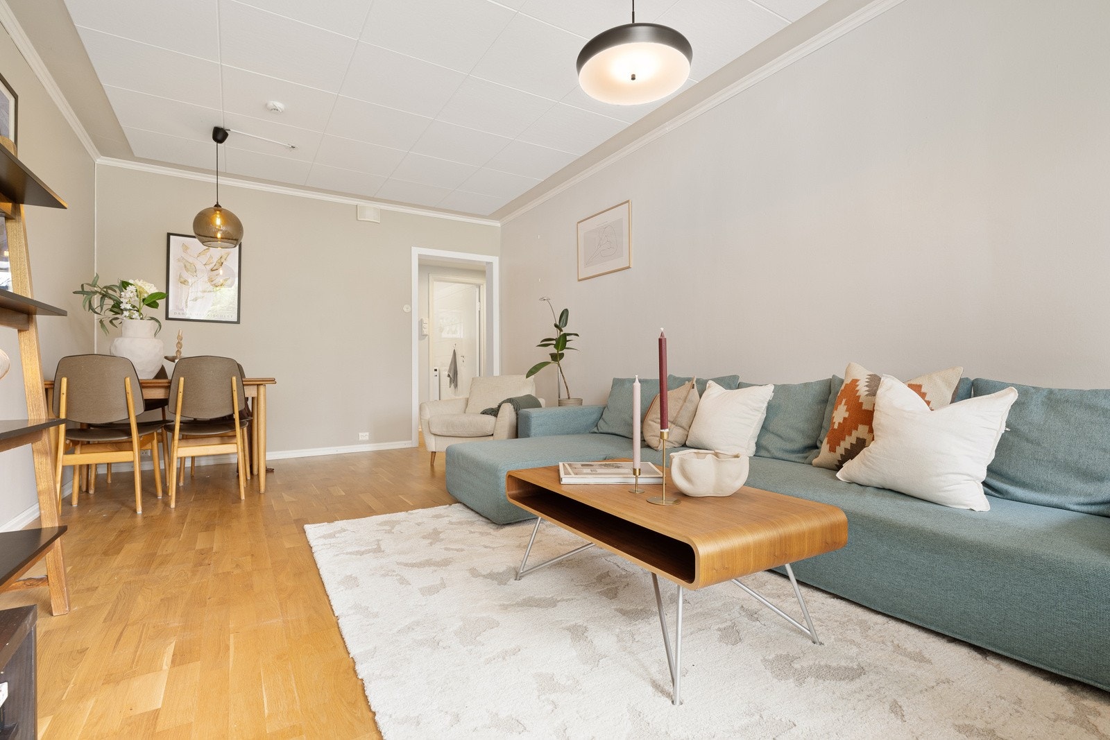 Stuen har en utforming som er enkel å møblere, med plass til både spisebord og sofagruppe Galleribilde
