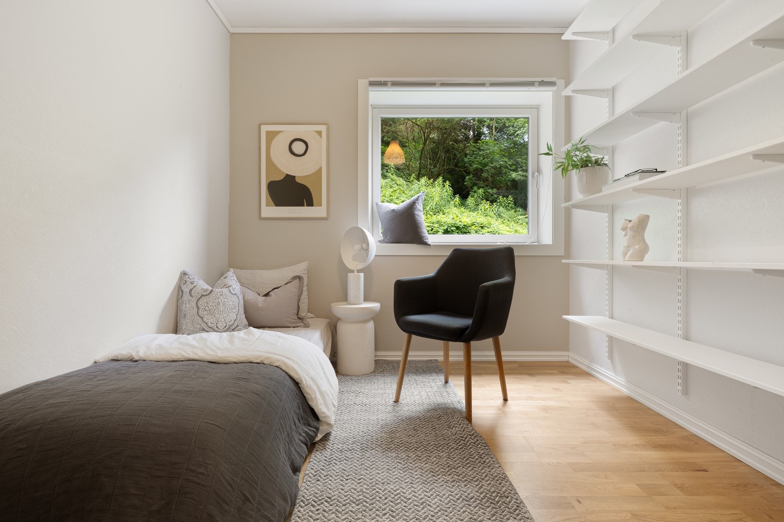 Det andre soverommet er innredet med store, åpne hyller, perfekt for bøker, planter og annen dekor Galleribilde