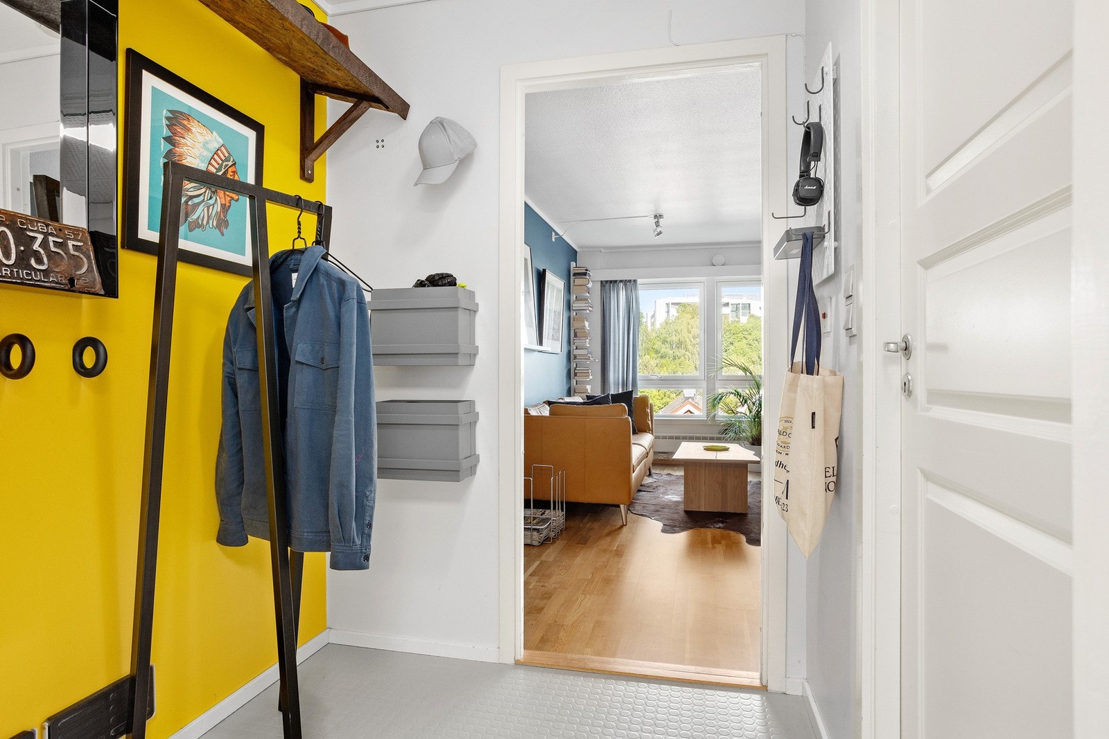 Velkommen inn! Gang med god plass for sko og yttertøy. Galleribilde