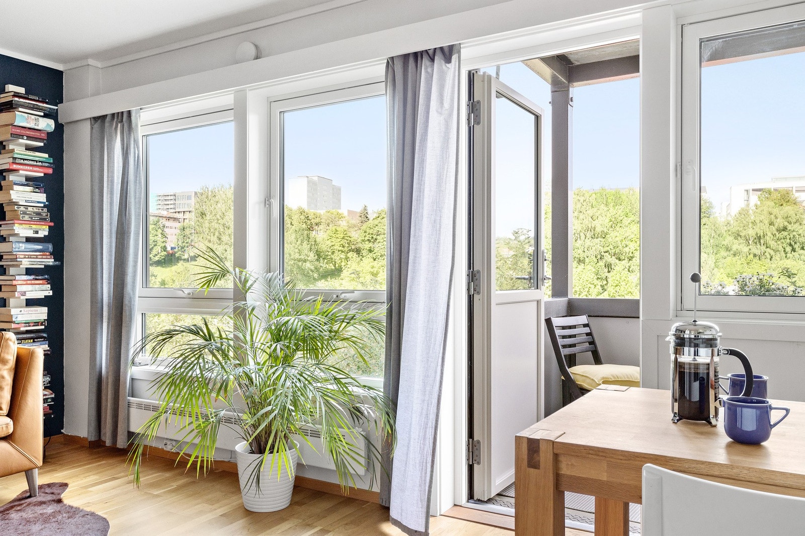 Fra stuen har du utgang til privat takoverbygd balkong. Galleribilde