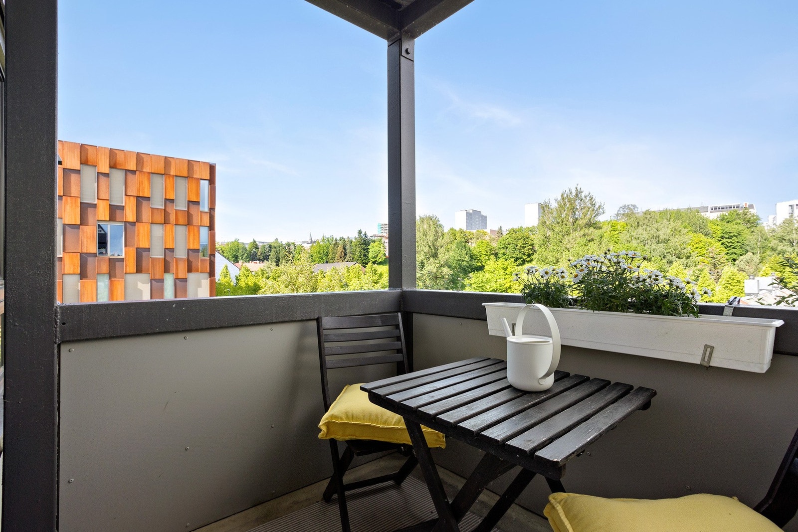 God plass for mindre sittegruppe. Fin utsikt og ingen innsyn. Galleribilde