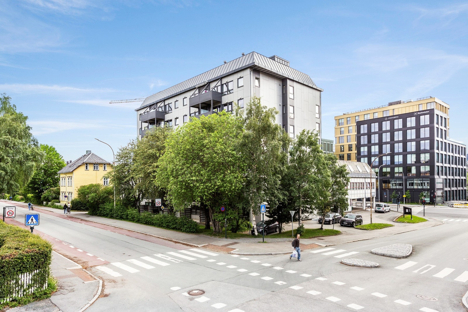 Supersentral beliggenhet med kort vei til alle servicefasiliteter, bykjernen, og de store studie- og arbeidsplassene i Trondheim. Galleribilde
