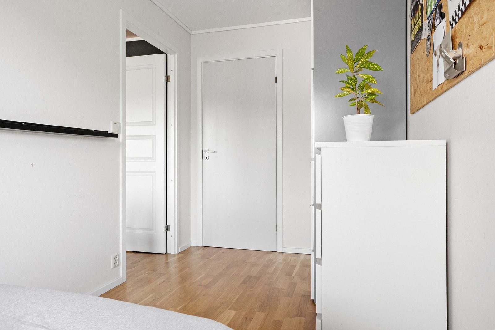 Fra soverommet er det også dør inn til bod på 3,5 kvm. I tillegg er det to eksterne boder, en i kjeller og en på loft. Galleribilde