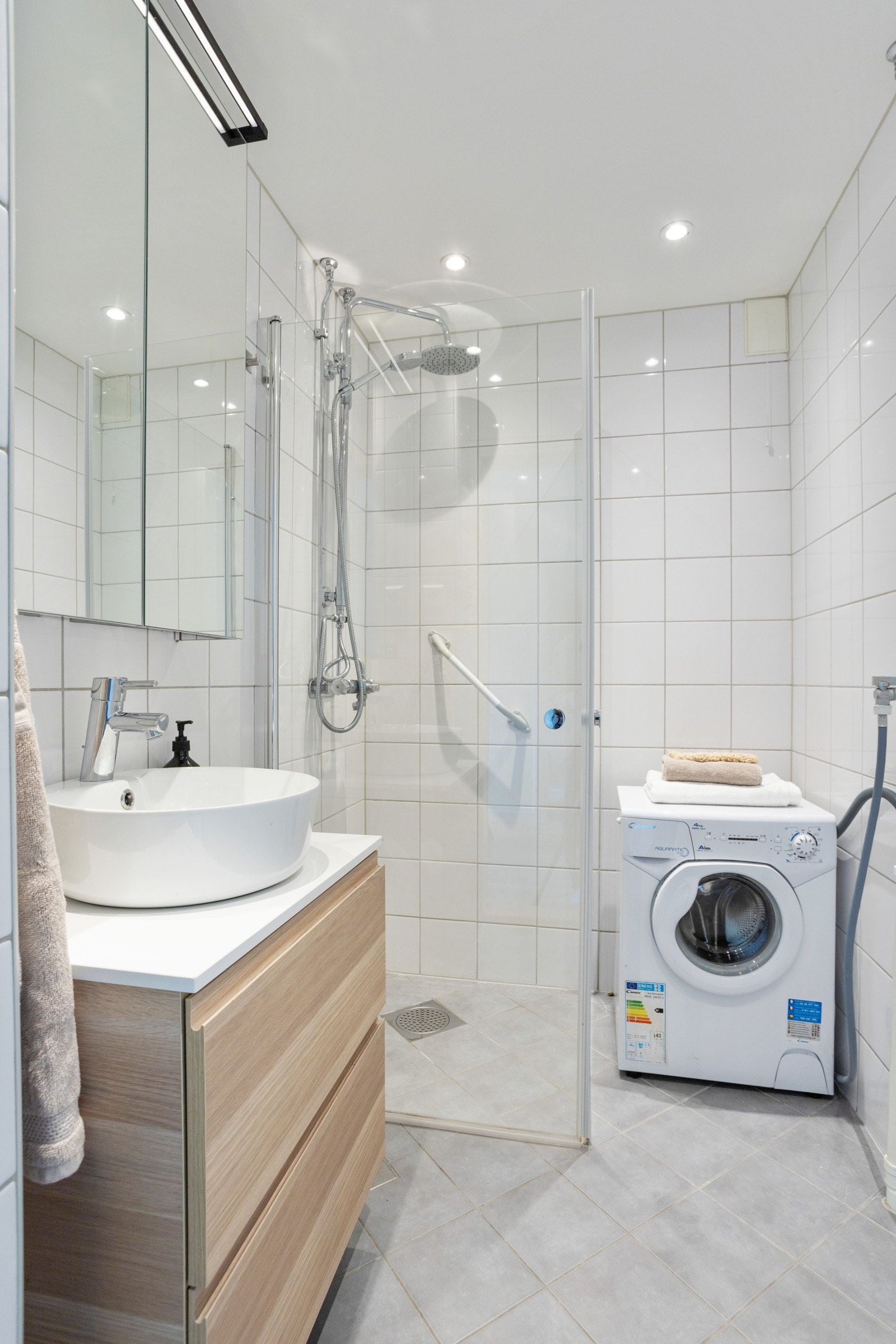 Pent, velholdt baderom som er pusset opp i regi av brl. Opplegg for vaskemaskin. Galleribilde