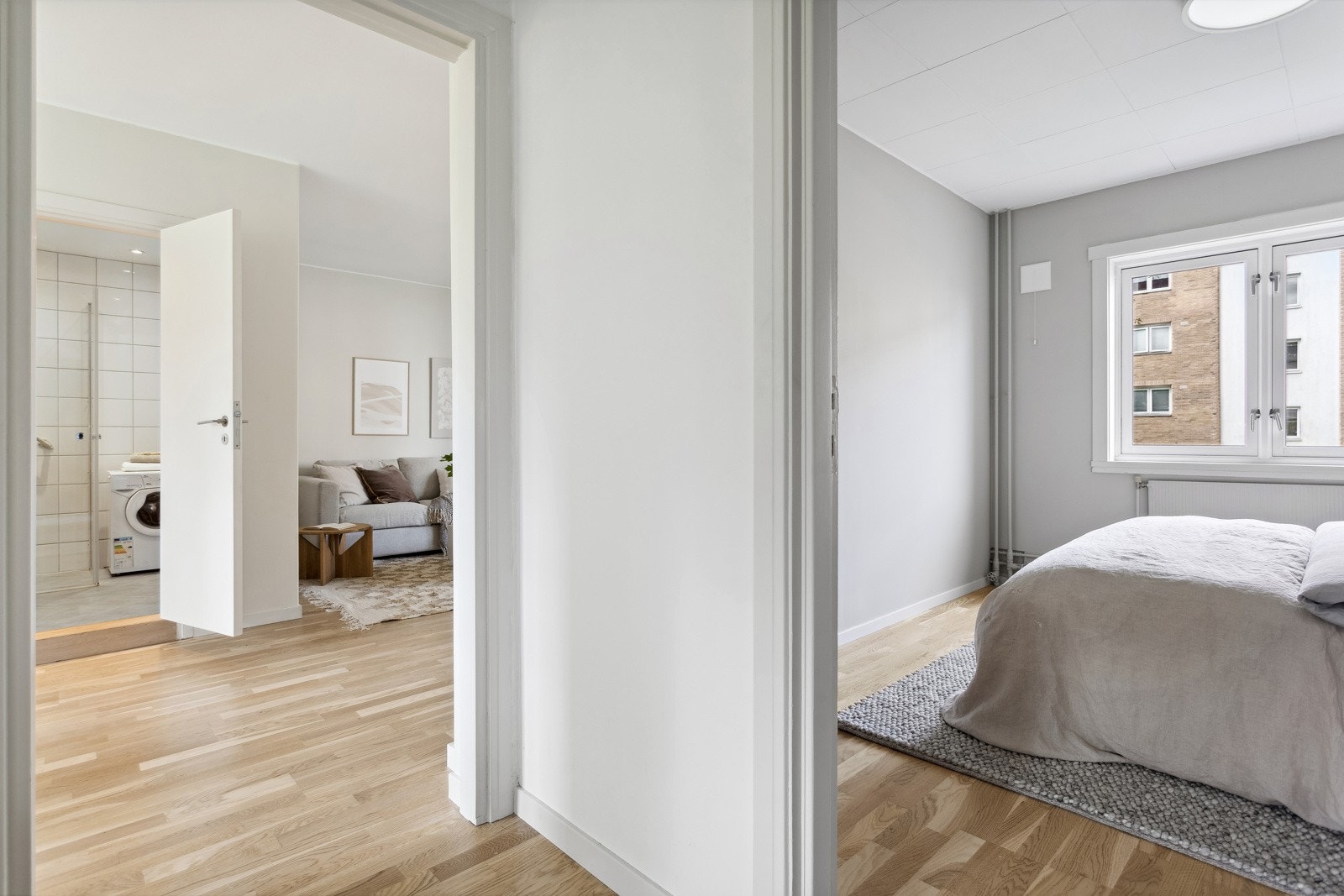 Lys og åpen entré adkomst til separat wc, to soverom og videre inn til stuen. Galleribilde