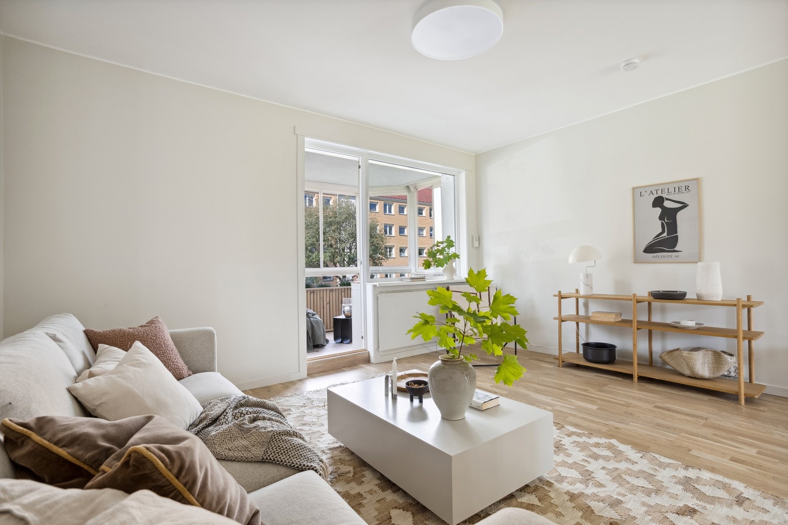 Innbydende og fin stue med god plass til sofagruppe, tv-benk mm. Galleribilde