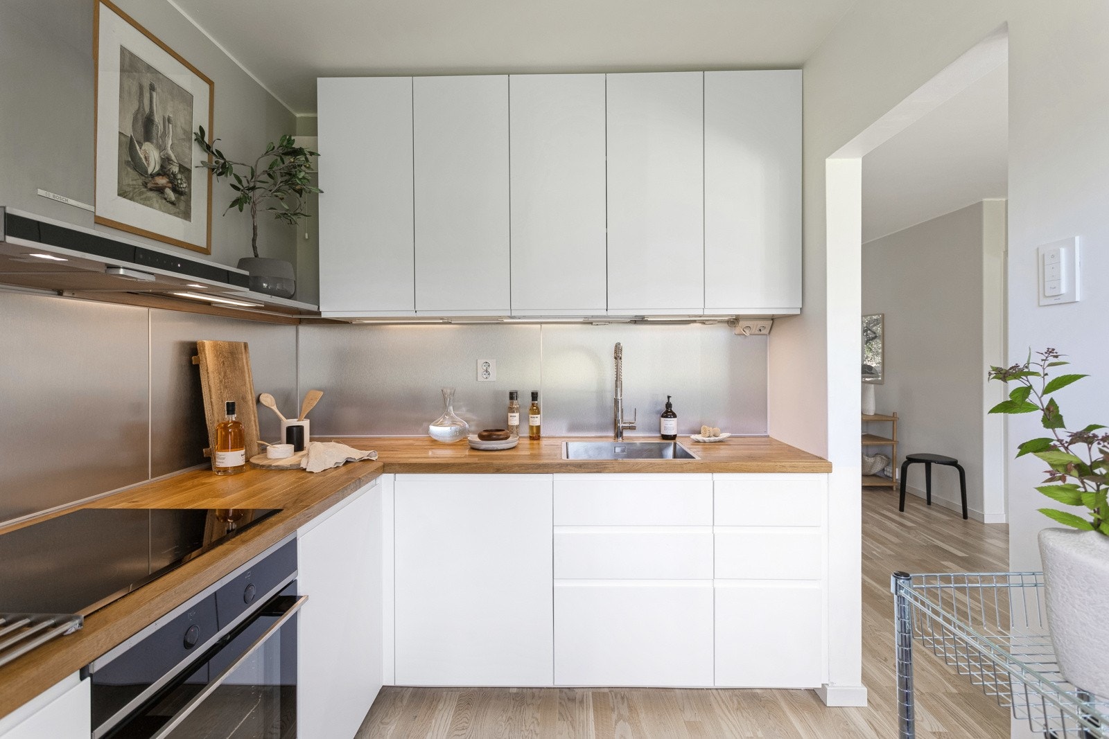 Pen kjøkkeninnredning fra IKEA fra 2021 med slette folierte fronter. Alle hvitevarer medfølger. Galleribilde