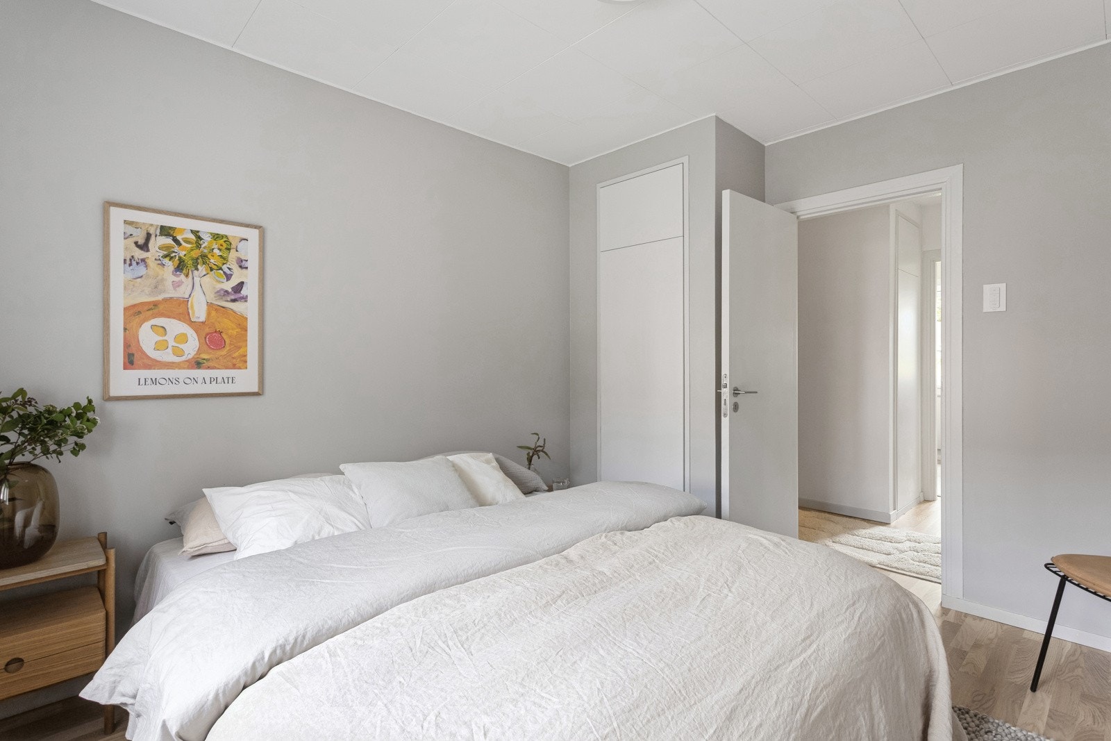 Soverom I har god plass til dobbeltseng, nattbord mm. Plassbygd garderobeskap. Galleribilde