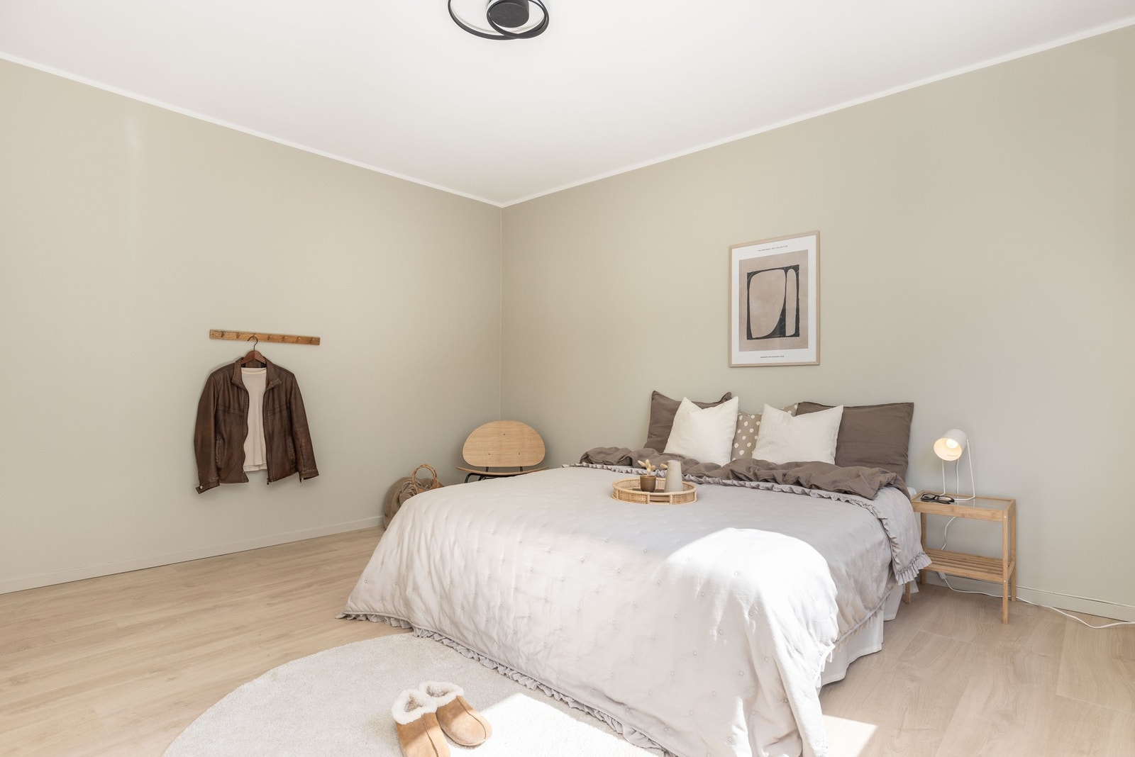 For eksempel kan det installeres skyvedørsgarderobe langs hele veggen til venstre i bildet Galleribilde