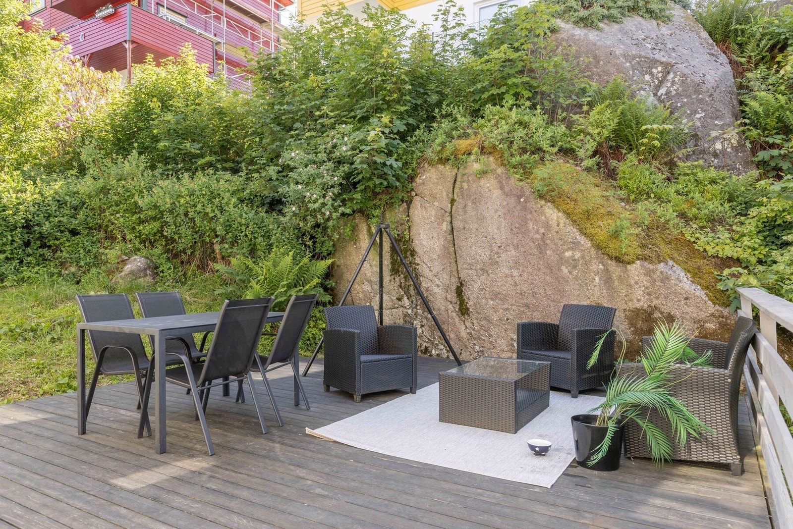 Stor felles uteplass i borettslaget med gode solforhold Galleribilde