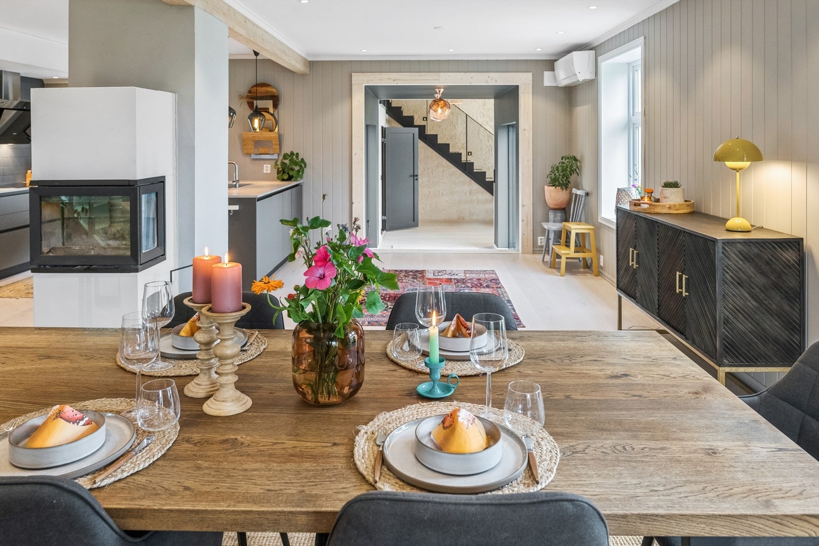 Kjøkkenet/allrommet har adkomst til tilbygget som sto nytt i 2022, via mellomgang. Dette er virkelig en spennende bolig! Galleribilde