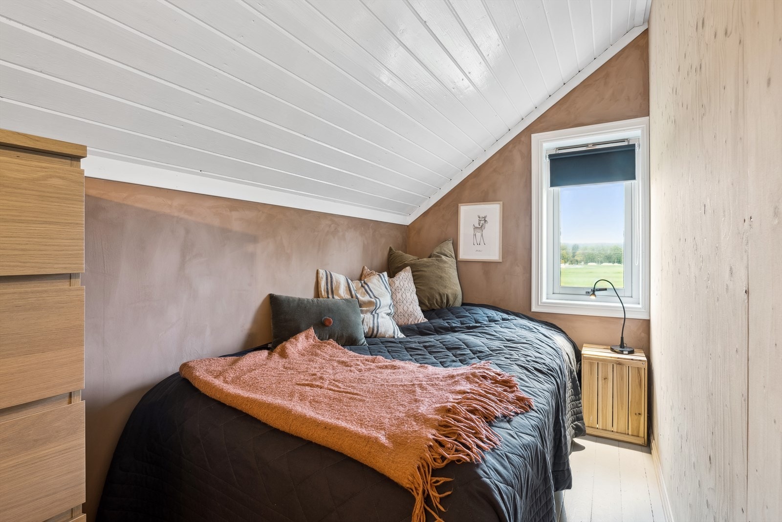 Det 3. soverommet er noe mindre. Takstmann bemerker at dette soverommet har for lite areal ift det som er anbefalt, samt for liten dagslysflate. Galleribilde