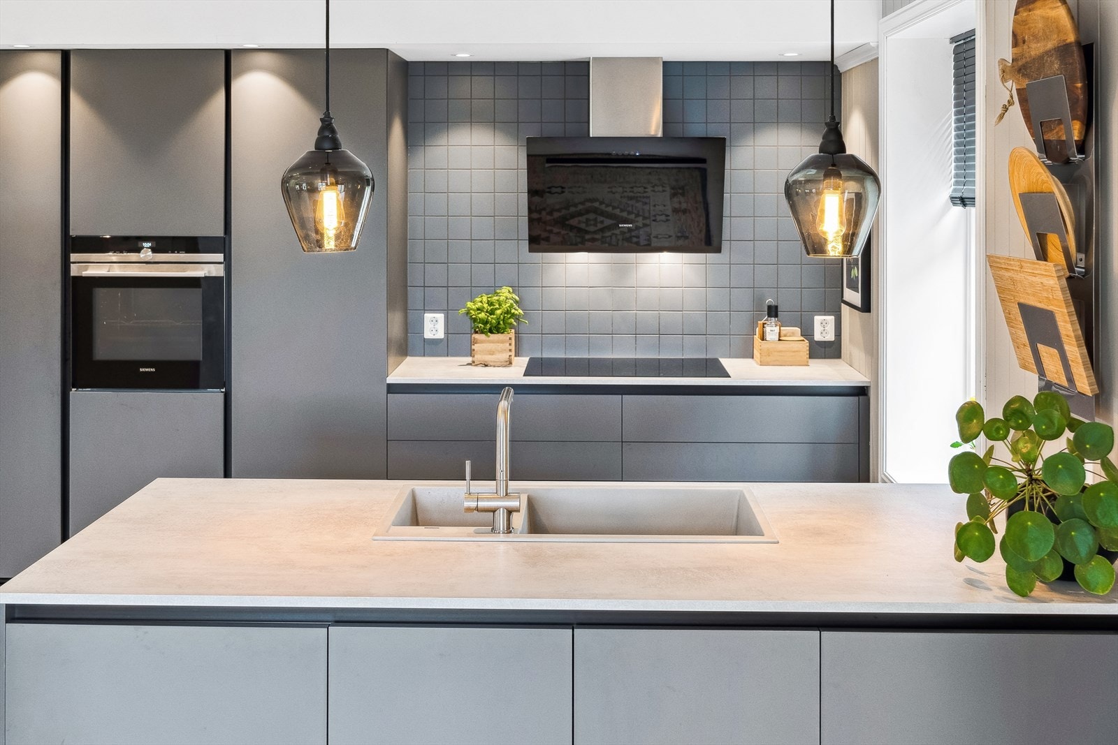 Den moderne innredningen passer perfekt til rommet, og gir en fin blanding av det sjarmerende og stilrene. Galleribilde