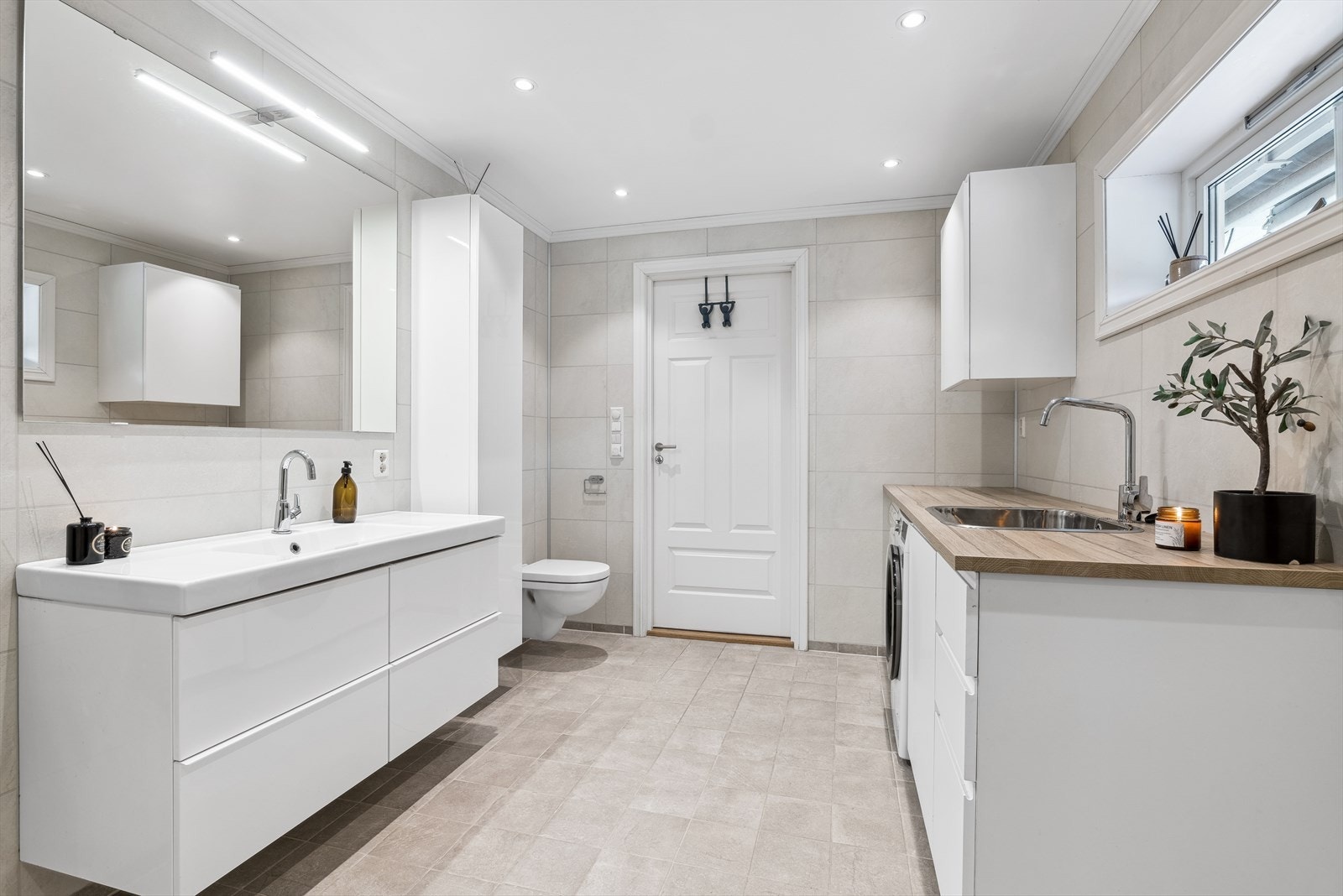 Det er 3 bad/vaskerom i boligen, hvor begge bad/vaskerom i 1. etg. er av god størrelse. Galleribilde