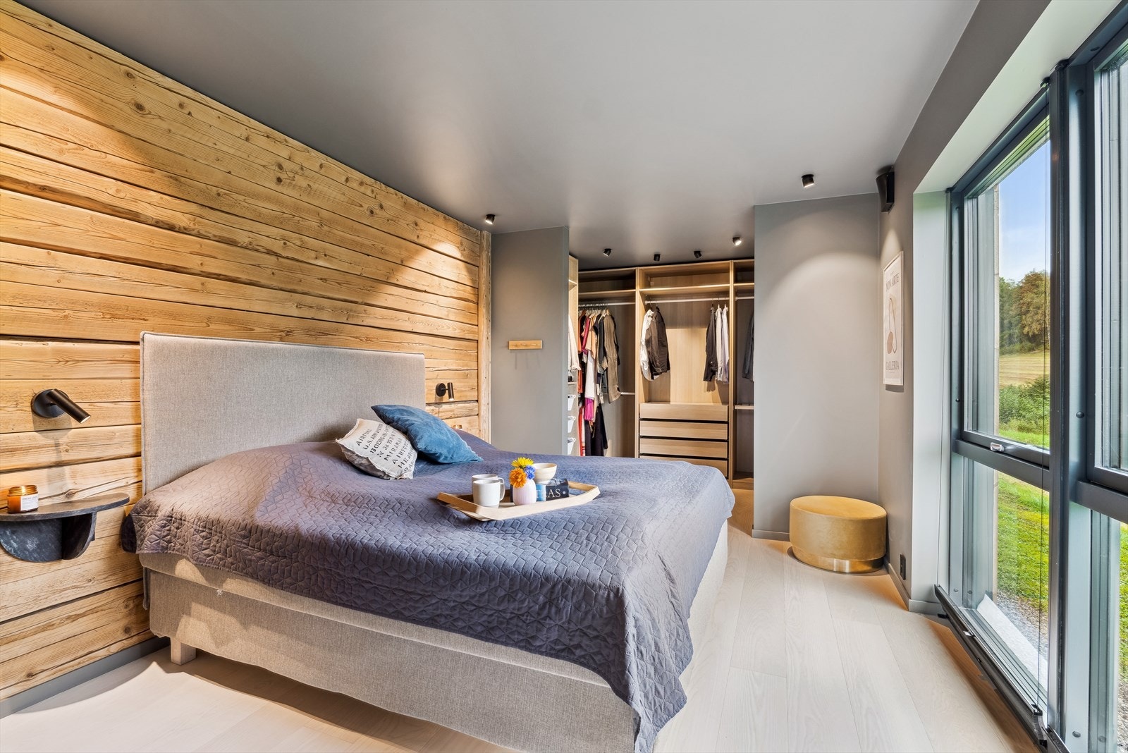 I tilknytning til hovedsoverommet er det romslig og praktisk walk-in-closet, med flott garderobeinnredning. Galleribilde