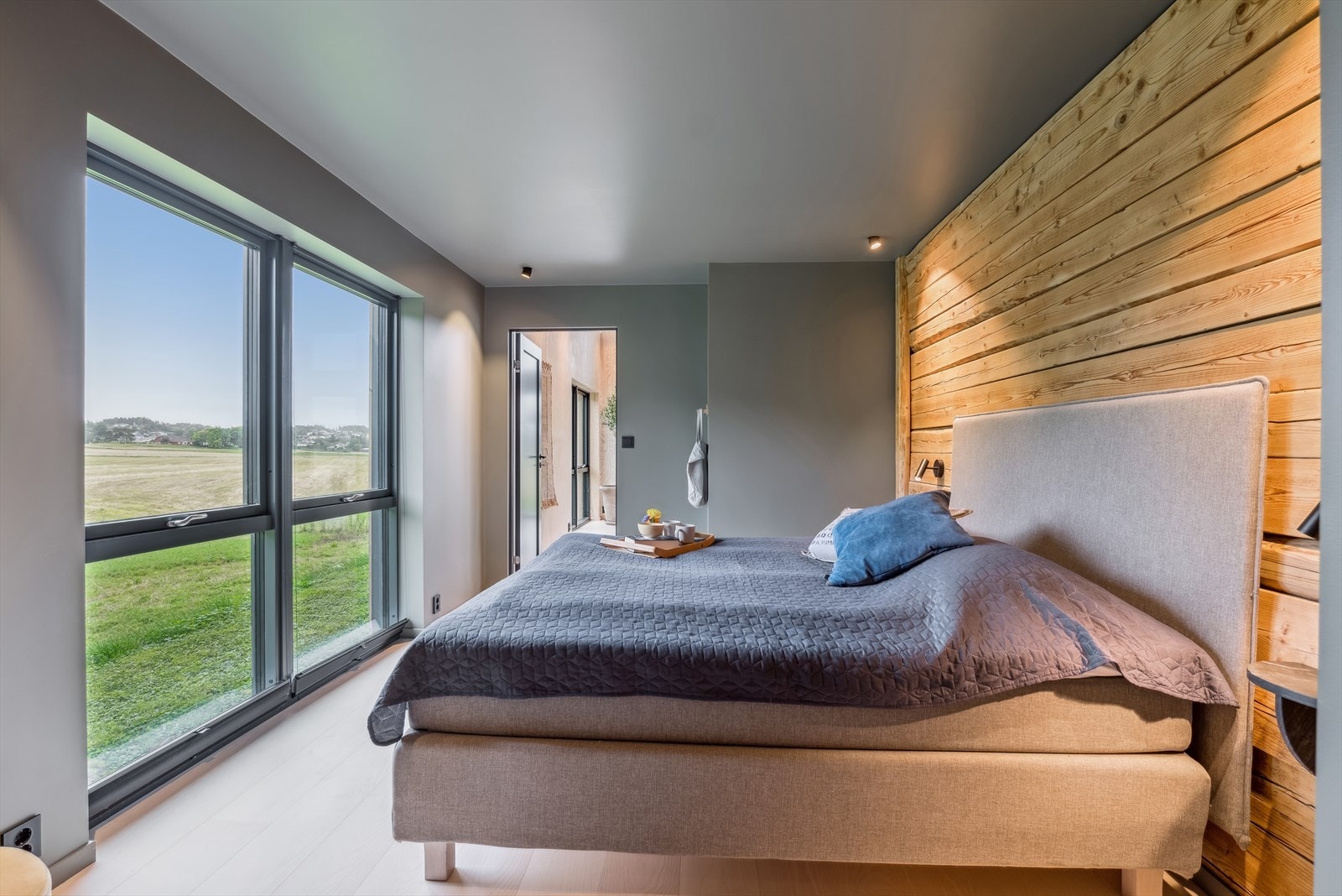 Det er totalt 4 soverom, hvor hovedsoverom ligger i det nye tilbygget. De store vindusflatene gir et nydelig utsyn mot jordene - ingen innsyn. Galleribilde