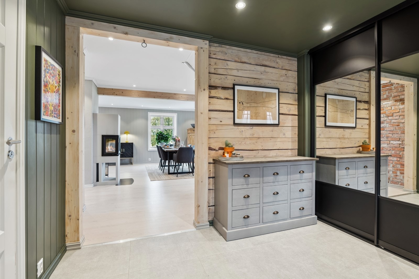 Den romslige entréen gir et solid førsteinntrykk, og gir en god romfølelse i det man kommer innenfor ytterdøren. Det er god plass til henge av seg yttertøy og sette fra seg sko i den praktiske skyvedørsgarderoben. Galleribilde