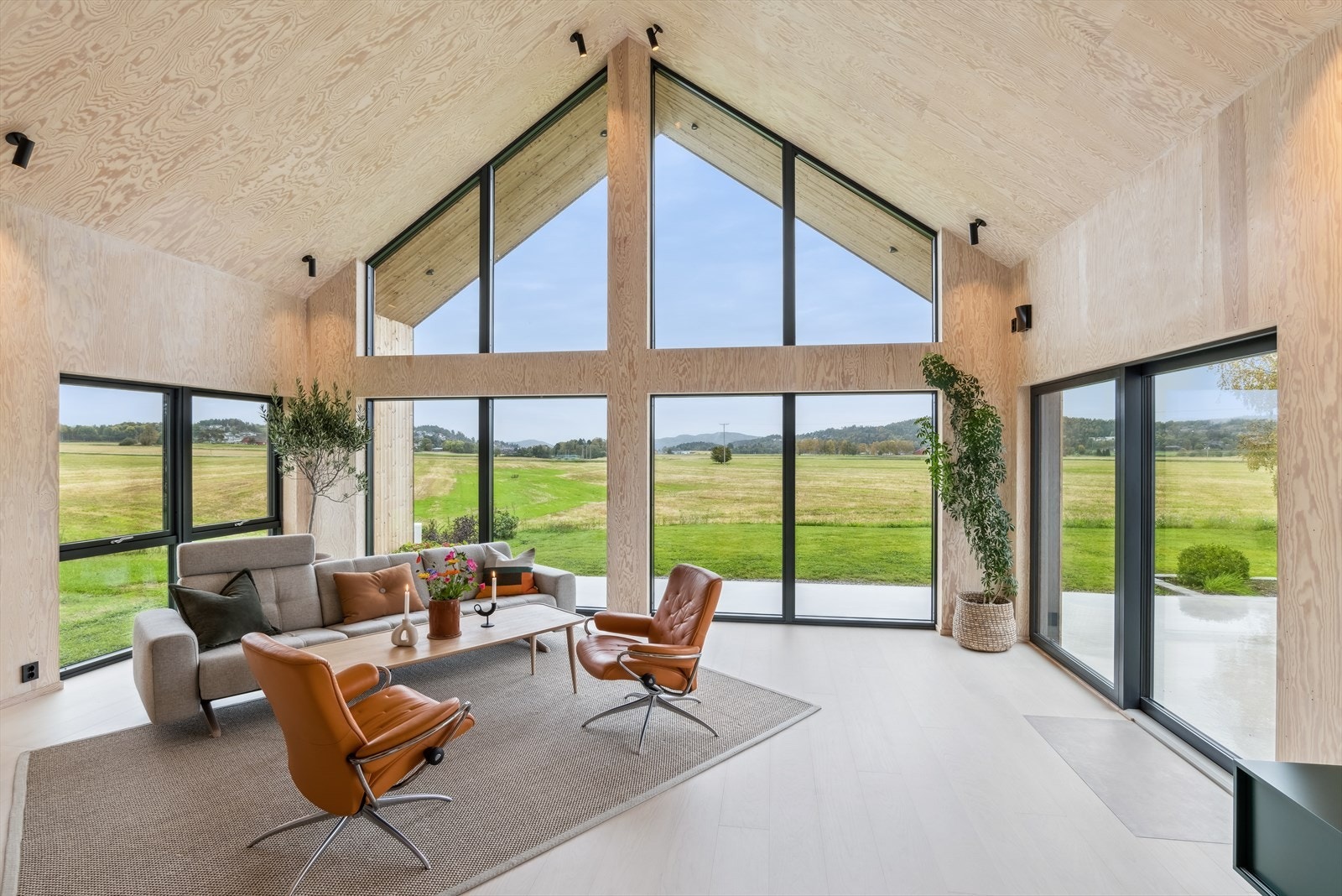 DNB Eiendom har gleden av å ønske velkommen til denne fantastiske eiendommen - den må oppleves! Unik kombinasjon av det moderne og bondelivets sjarm. Galleribilde