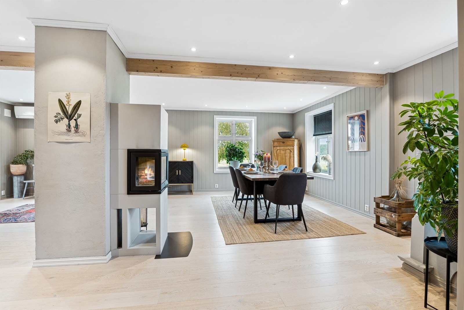 Kjøkkenet/allrommet er lyst og trivelig, med flere vinduer som slipper inn rikelig med sol og dagslys. Her er det god plass til å invitere til sosiale sammenkomster. Galleribilde