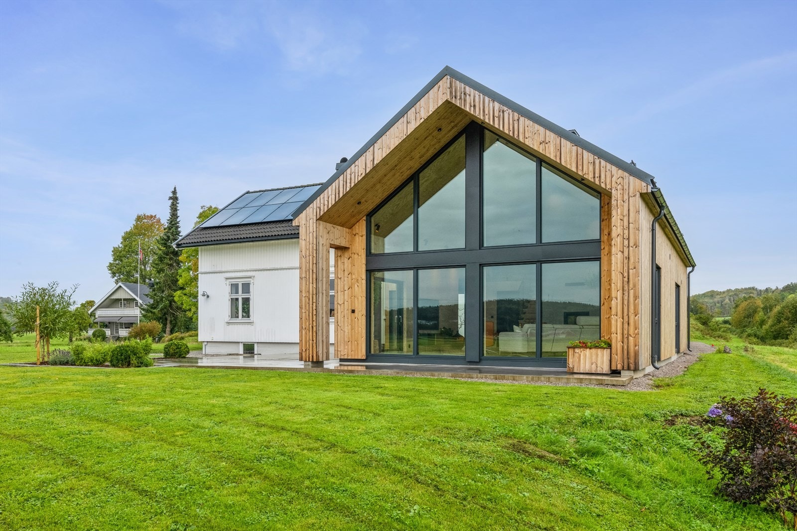 Platting og plen har rikelig med plass til utemøbler, grill og planter. Plattingen vender mot syd og øst. Her nytes fine sommerdager med venner og familie med den nydelige utsikten i kulissene. Galleribilde