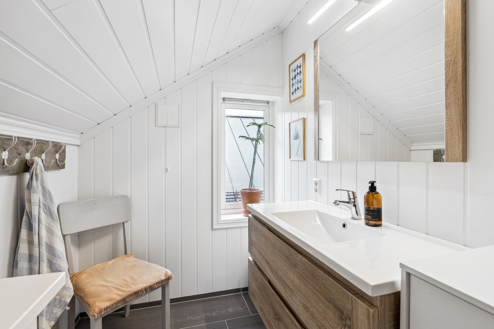 Det er også et bad/WC-rom i 2. etg, som ble oppgradert i 2016. Galleribilde