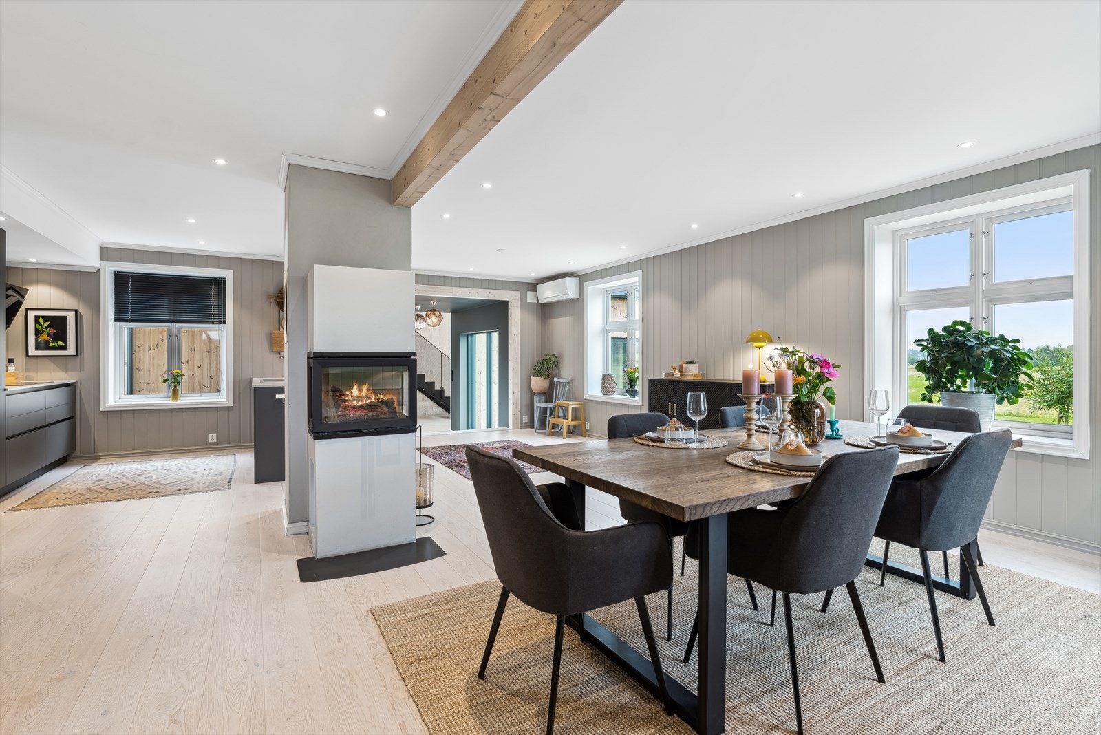 I kjøkkenet/allrommet er det montert en moderne peis som er både til hygge og nytte på mørke høstkvelder og kalde vinterdager. Det er adkomst til det spennende påbygget fra allrommet. Galleribilde