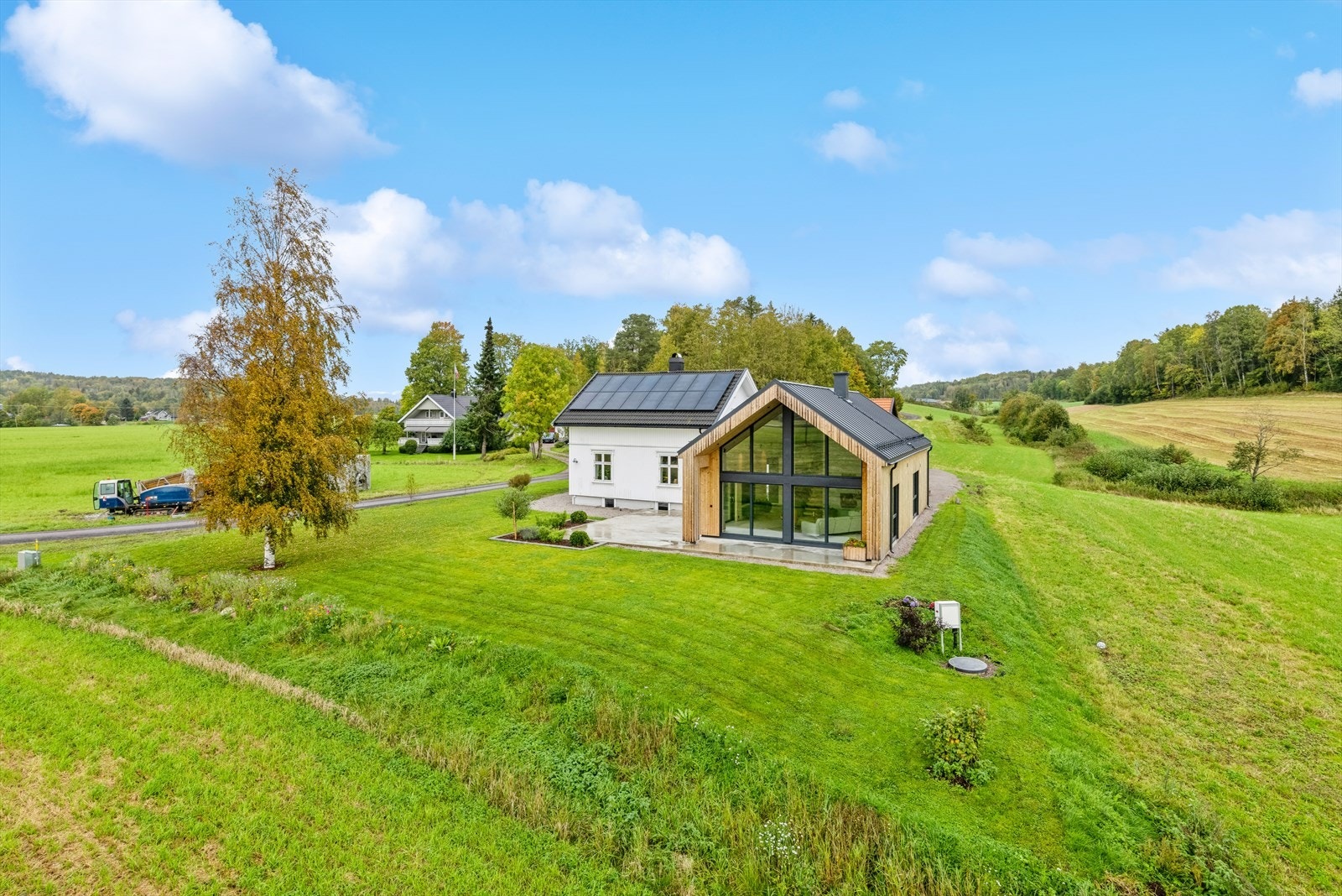 Eiendommen har en solrik og naturskjønn beliggenhet i et rolig område på Fossan. Her bor du i vakre, landlige og barnevennlige omgivelser, men allikevel sentralt. Galleribilde