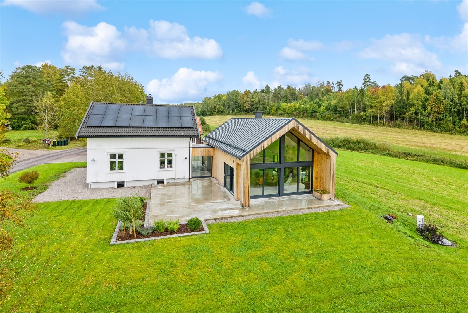 Dette er en særegen og spennende eiendom! Tomten er på hele 16 mål, og gir mange muligheter. Galleribilde