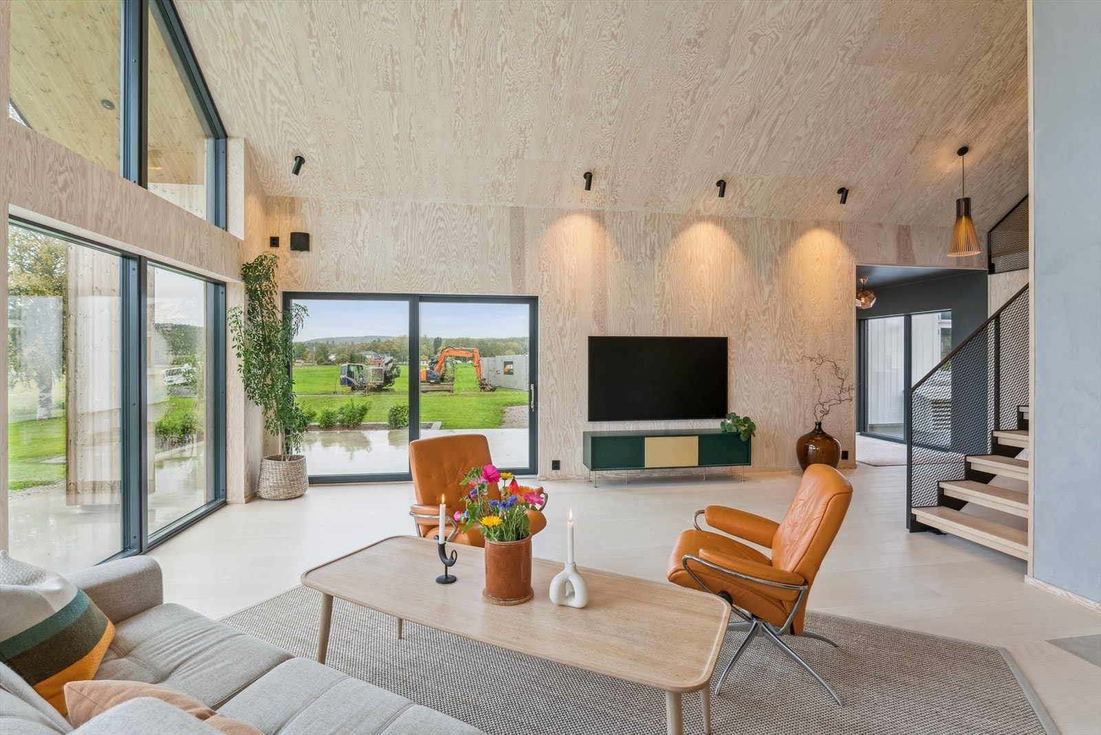 Legg merke til lys, luft og romfølelse!
Skyvedør tar deg ut til den store terrasseplattingen og hageområdet. Det er støpt platting med vokset overflate, med gressplen og beplantning rett på utsiden. Sol fra morgen til kveld. Galleribilde