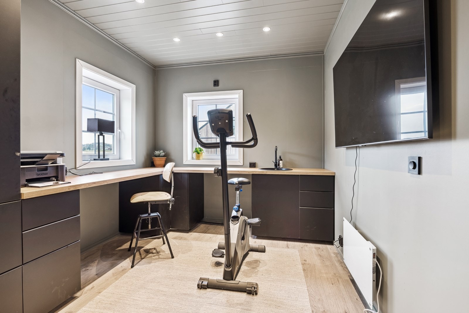 Bod/tilleggsdel innredet som kontor i garasjebygget. Kan også være ypperlig som varmestue ved f.eks. utearbeid. Galleribilde