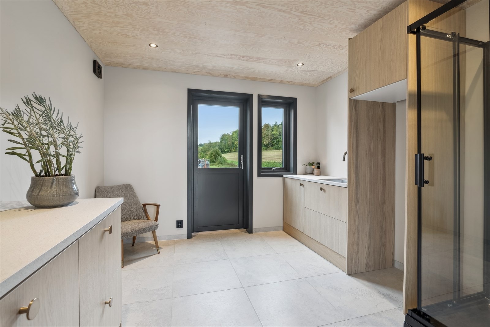 Nytt og flott vaskerom/dusjrom beliggende i tilbygget fra 2022. Rommet har egen utgang til gårdstunet. Galleribilde