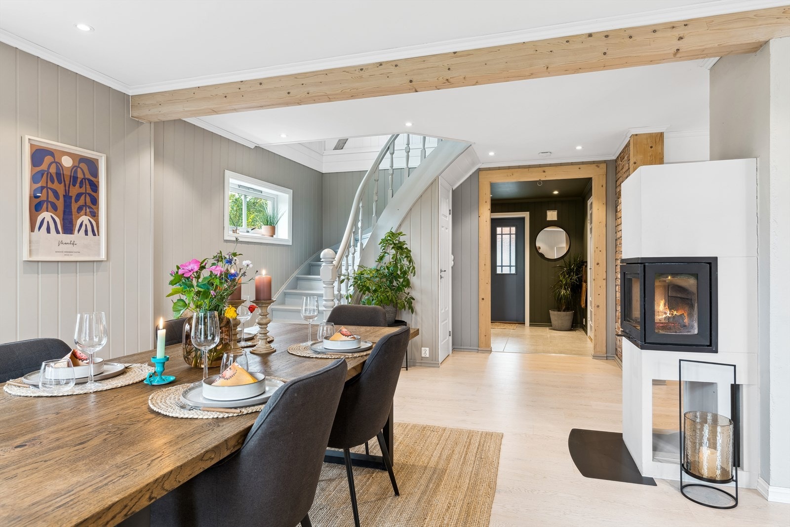 Innenfor entréen ligger et fantastisk kjøkken/allrom, som er et ypperlig samlingspunkt for famille og venner! Galleribilde