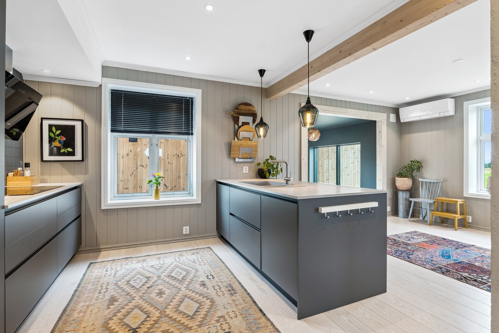 Integrerte hvitevarer består av koketopp, stekeovn, oppvaskmaskin og
kjøleskap. Det er kjøkkenventilator med avtrekk ut. Galleribilde