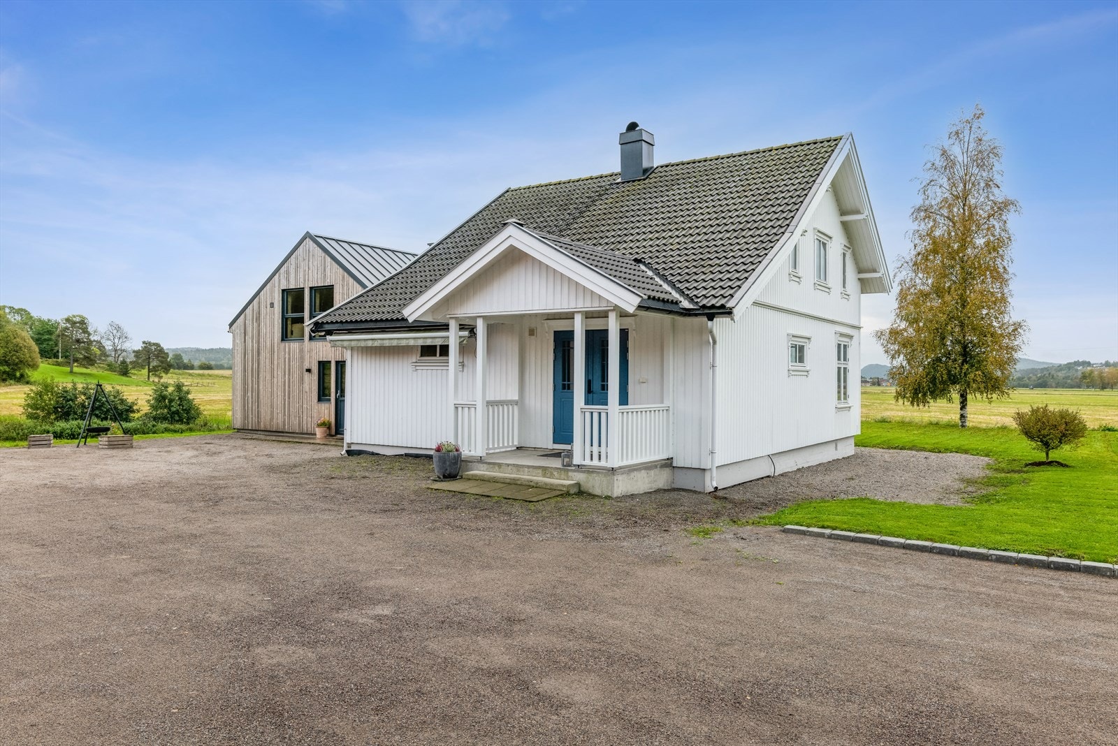 Mellom hovedhuset og garasjebygningen er det et stort tun, som er godt egnet til videreutvikling. Her er det nok parkeringsmuligheter. Dekke er klargjort for å legge belegningsstein. Galleribilde