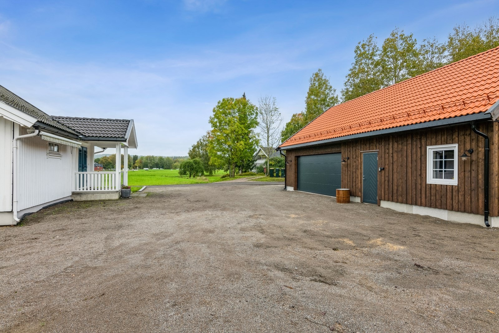 På tomten er det en isolert garasjebygning hele 84 m2 BRA, som er oppført i 2022. Galleribilde