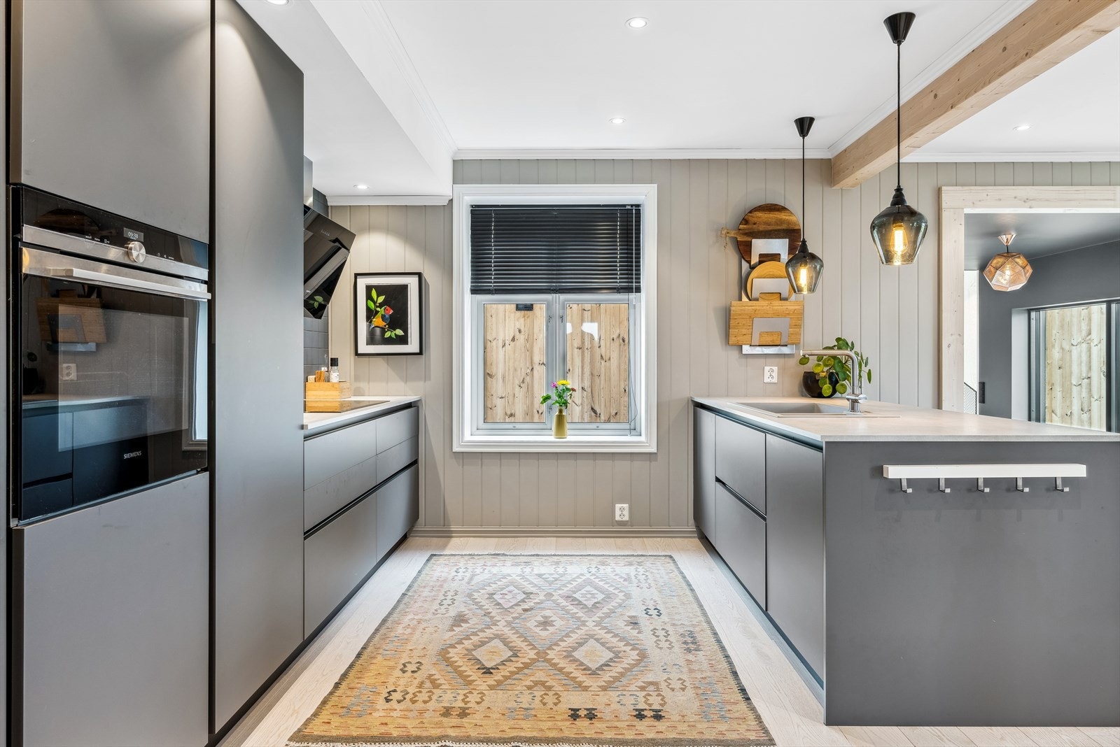 Stilren og delikat innredning, hvor det er godt med skap- og benkeplass. Utformingen gjør dette til en effektiv arbeidsplass. Galleribilde