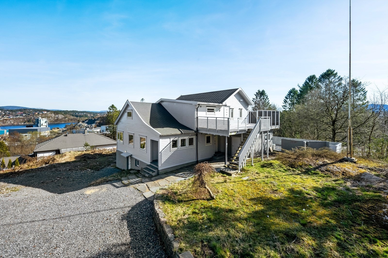 Dette er en romslig og innholdsrik enebolig med stor tomt og fin utsikt Galleribilde