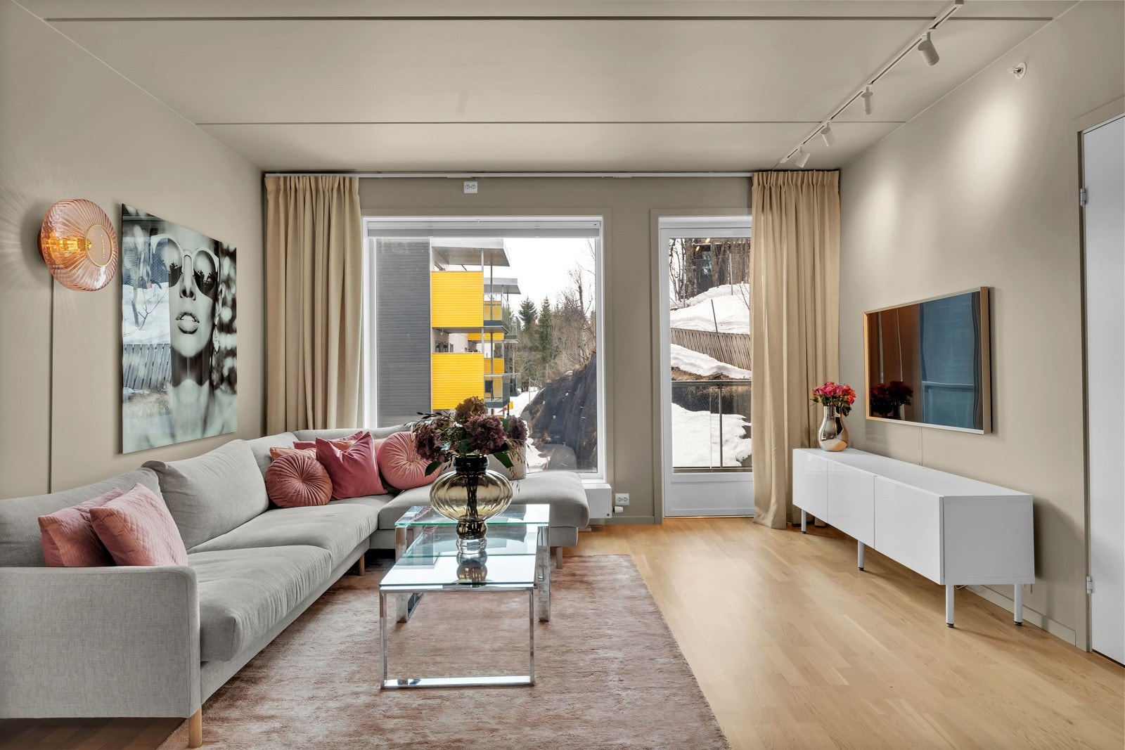 Fra dagligtuen er det utgang til fin og overbygget veranda Galleribilde