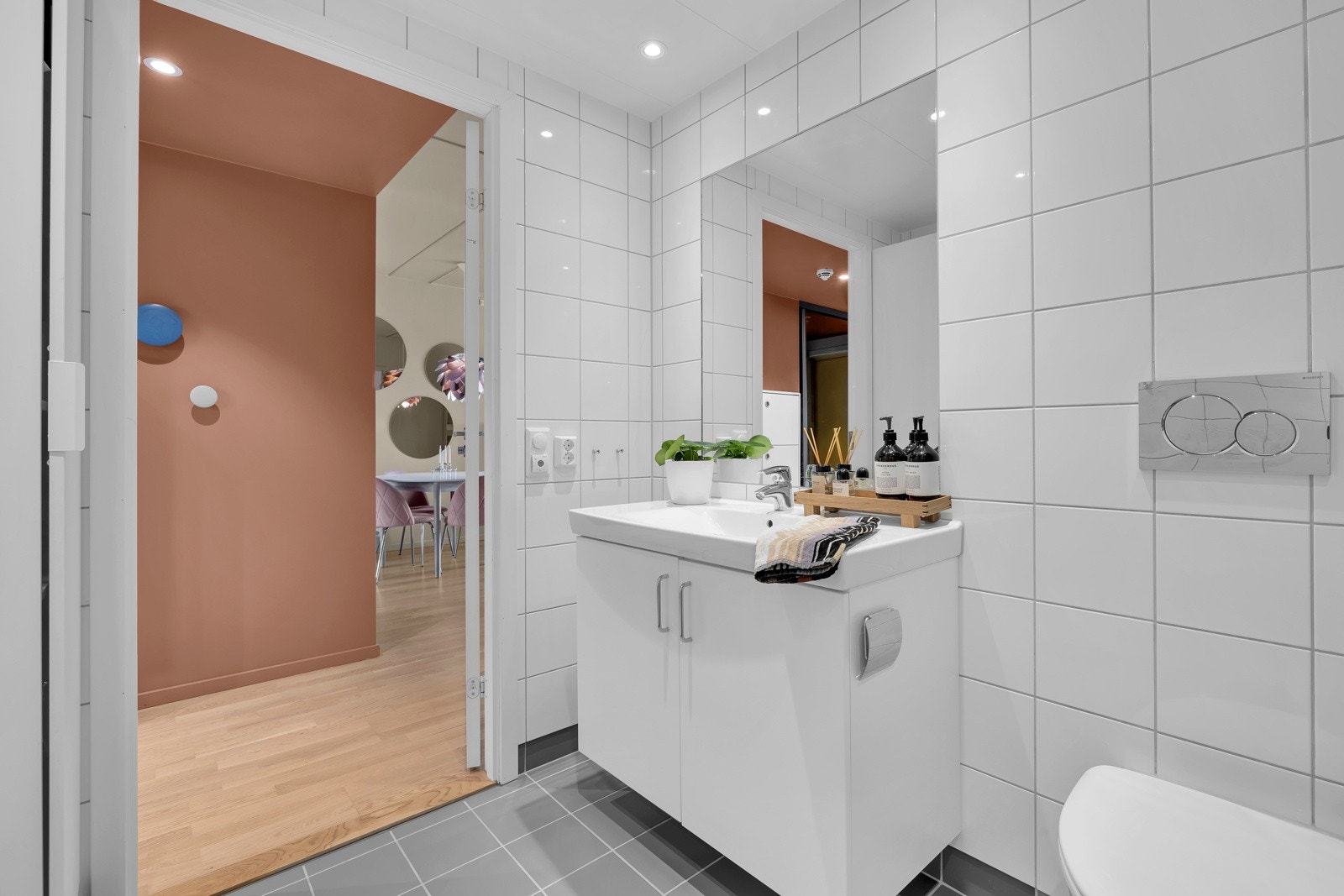 Badet er på ca. 5,7m2 og er pent flislagt på både gulv og vegger Galleribilde