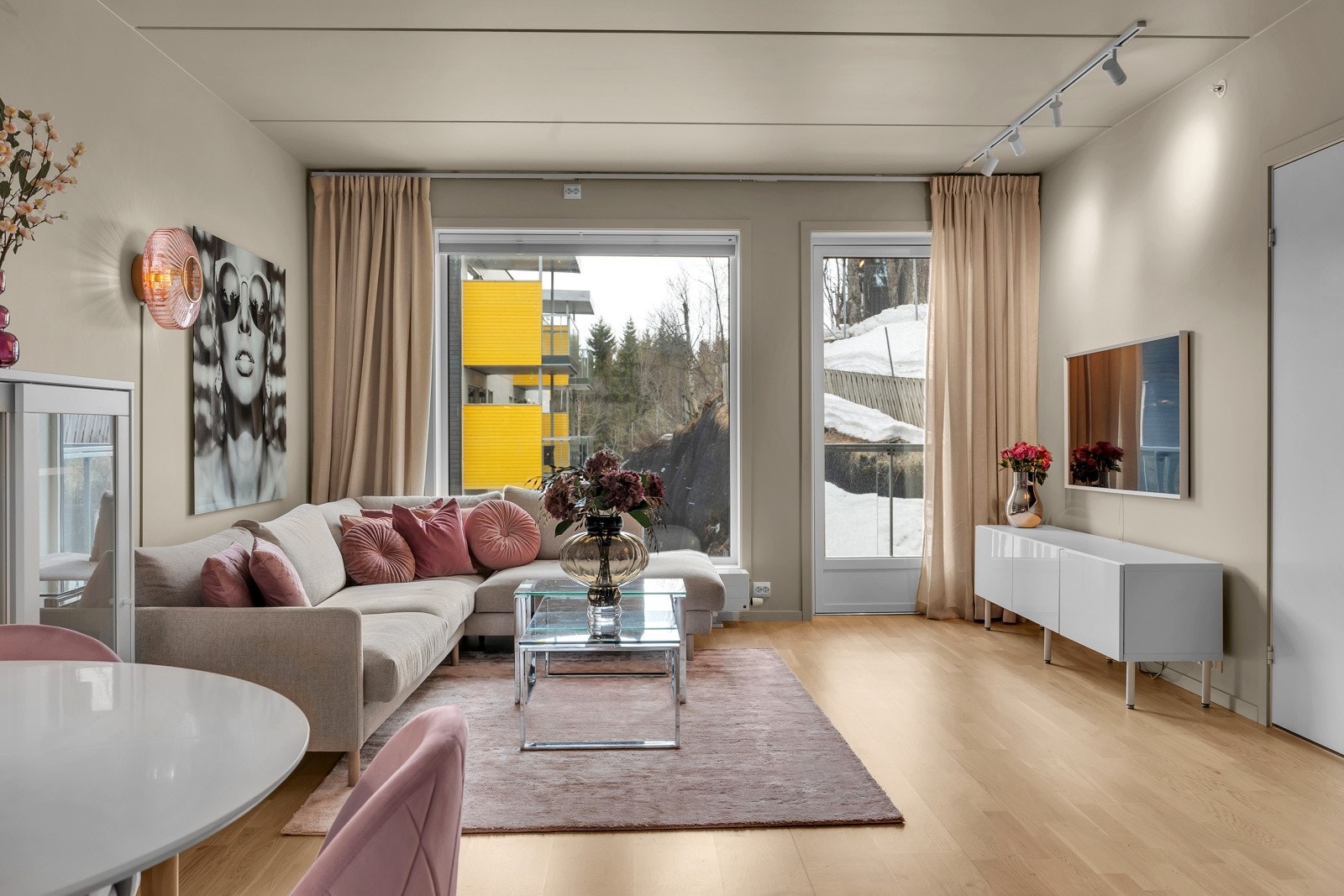 Fra kjøkkenet går du til dagligstuen som er fin størrelse Galleribilde