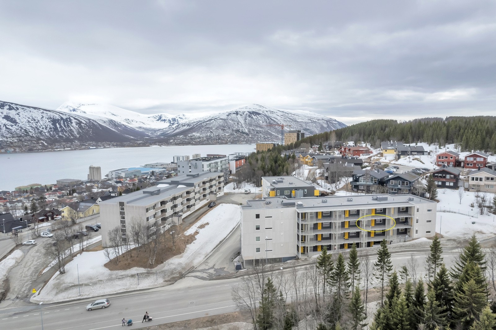 Rødhettestien 2A er et nyere bygg oppført i 2018. Leiligheten er plassert i byggets 3. etasje og i 2. boligplan (garasjeanlegg er i byggets 1. etasje) Galleribilde