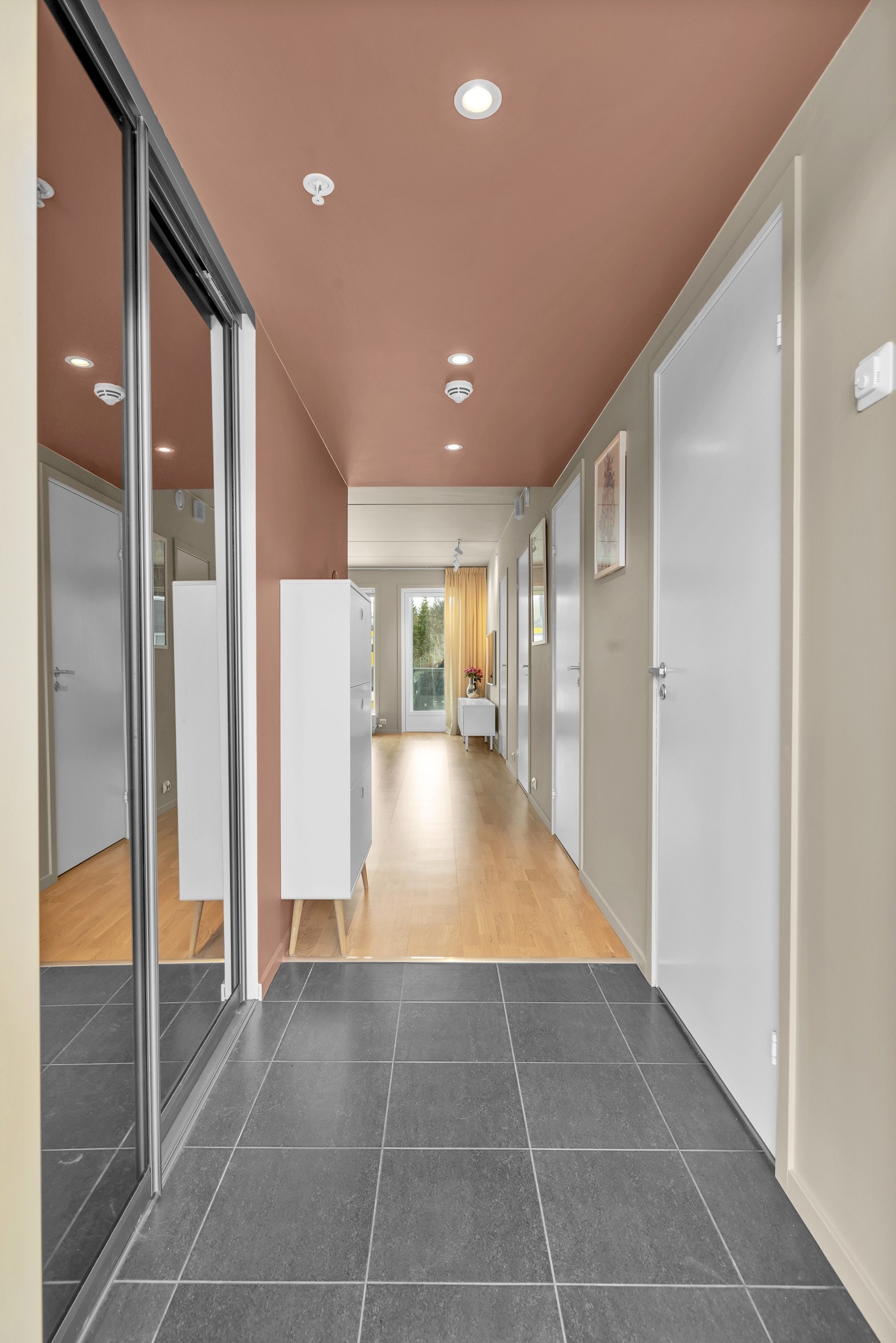 Det første som møter deg er dette romslige og fine inngangspartiet hvor du har en praktisk skyvedørsgarderobe Galleribilde