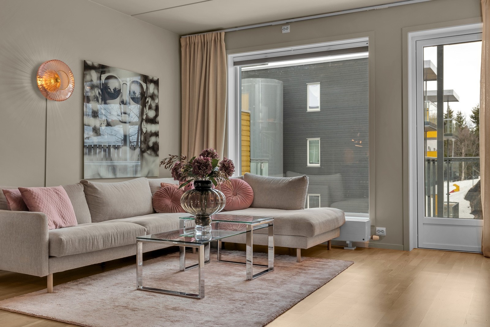 Her finner du godt med plass til møblement og du har stor vindusflater som slipper inn mye naturlig lys Galleribilde