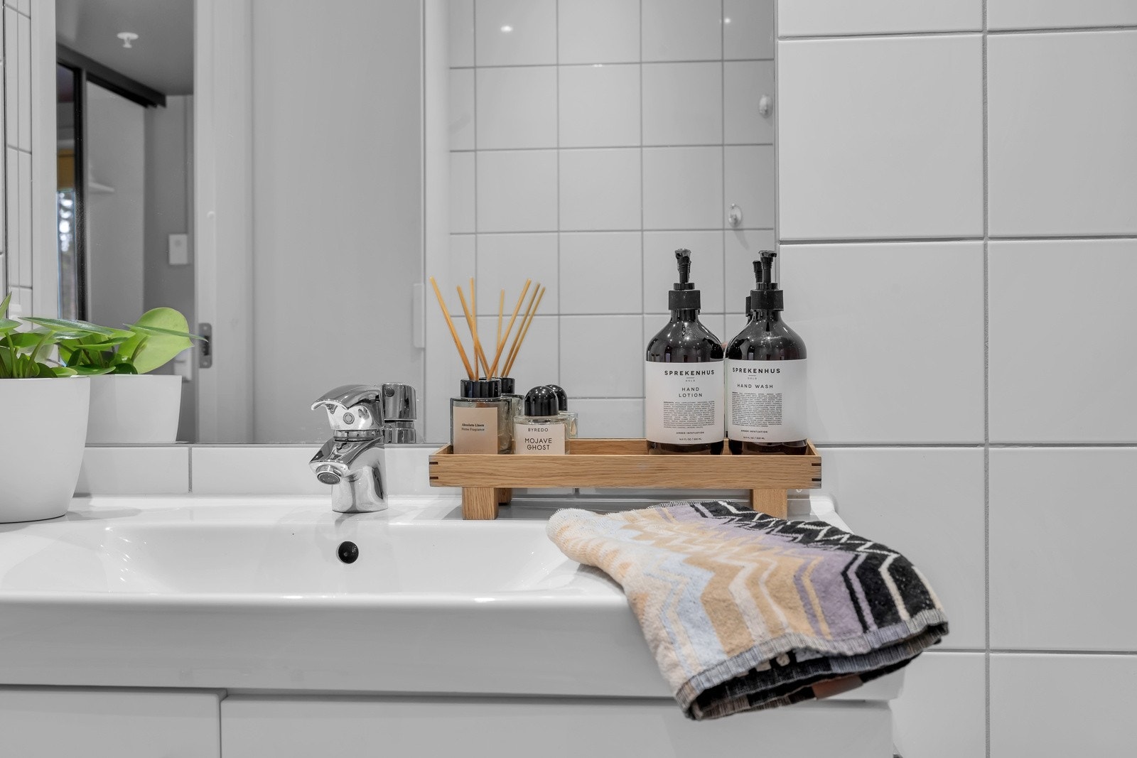 Heldekkende servant med lagring i innredning Galleribilde