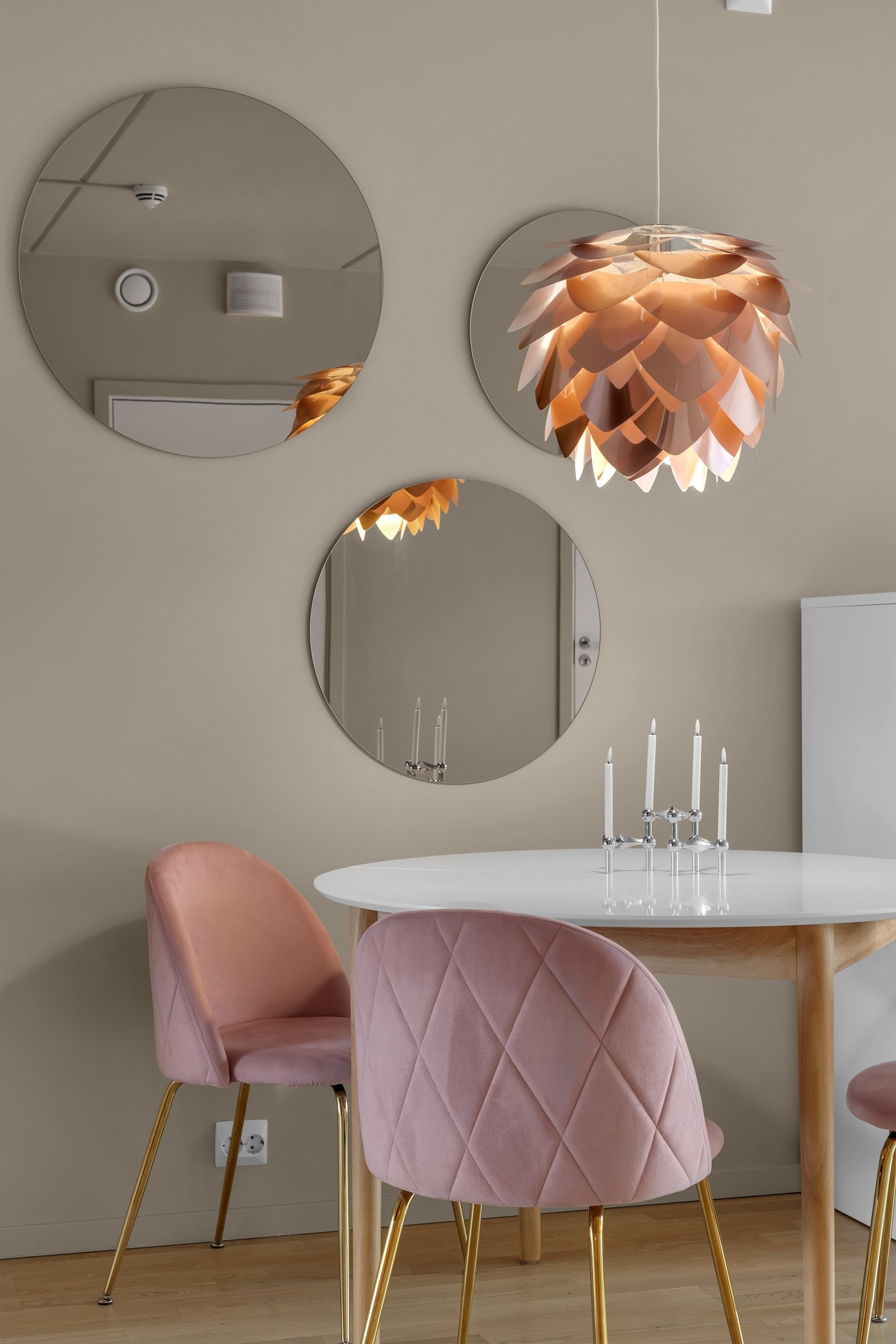 Mellom kjøkkenet og dagligstuen finner du fin plass til spisebord Galleribilde