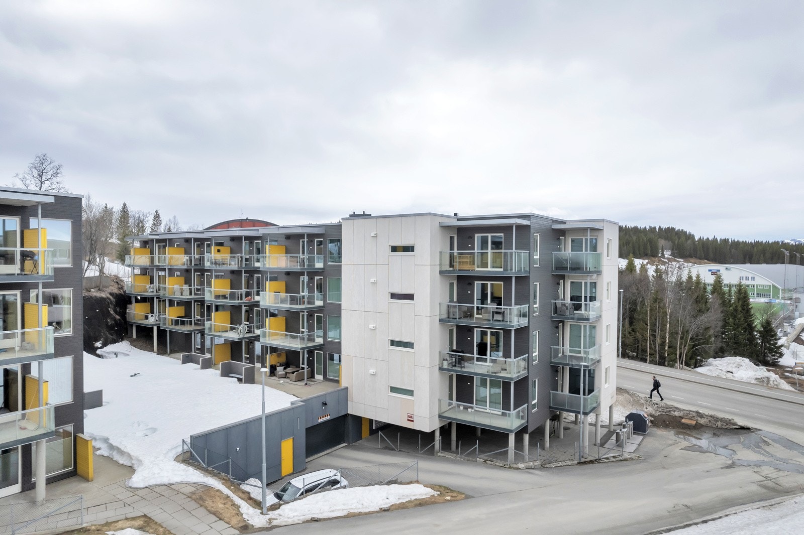 Adkomst til bygget er på sørsiden. Her er det også inngang til garasjeanlegget Galleribilde