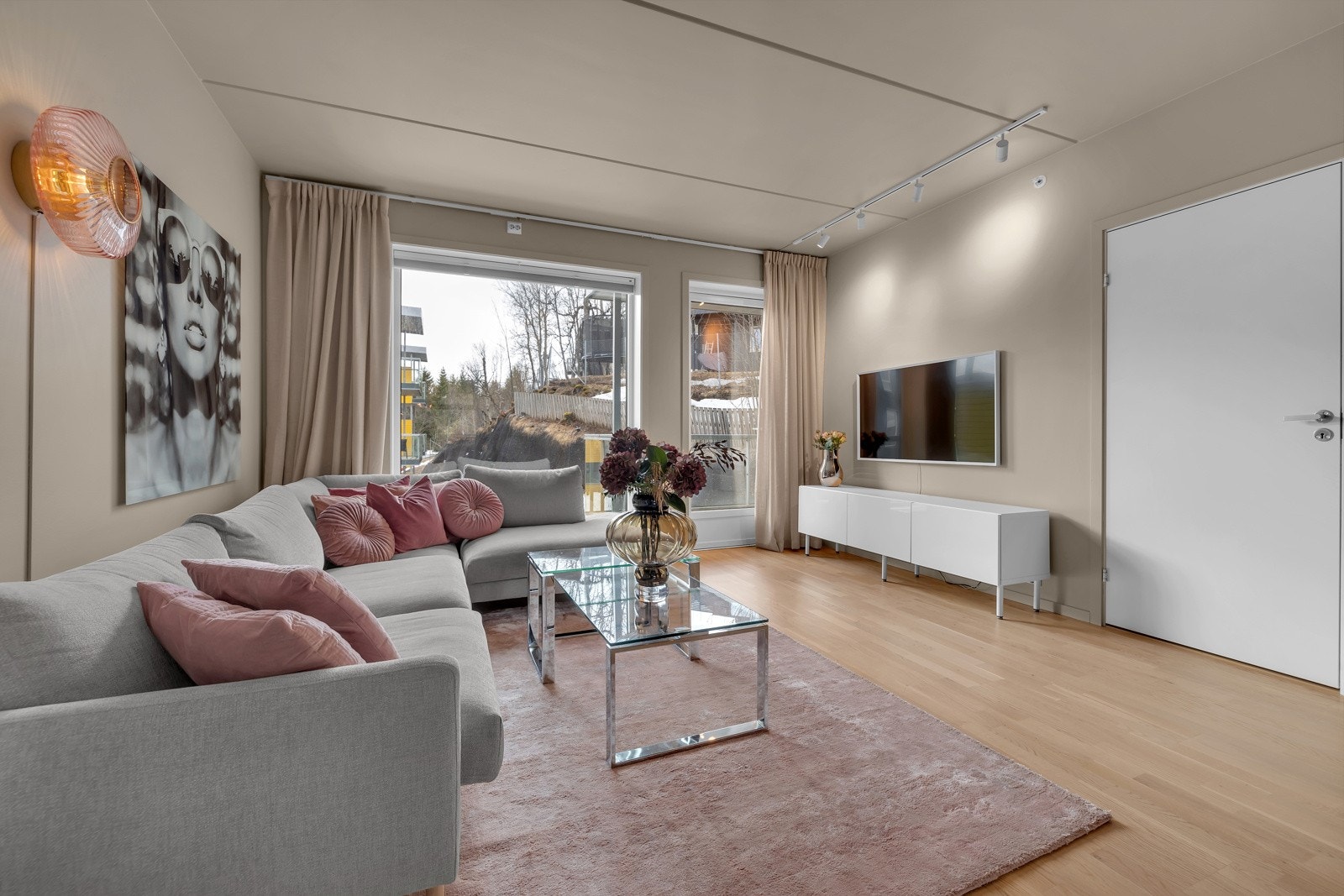 Tilbake i stuen ledes du videre til leilighetens største soverom Galleribilde