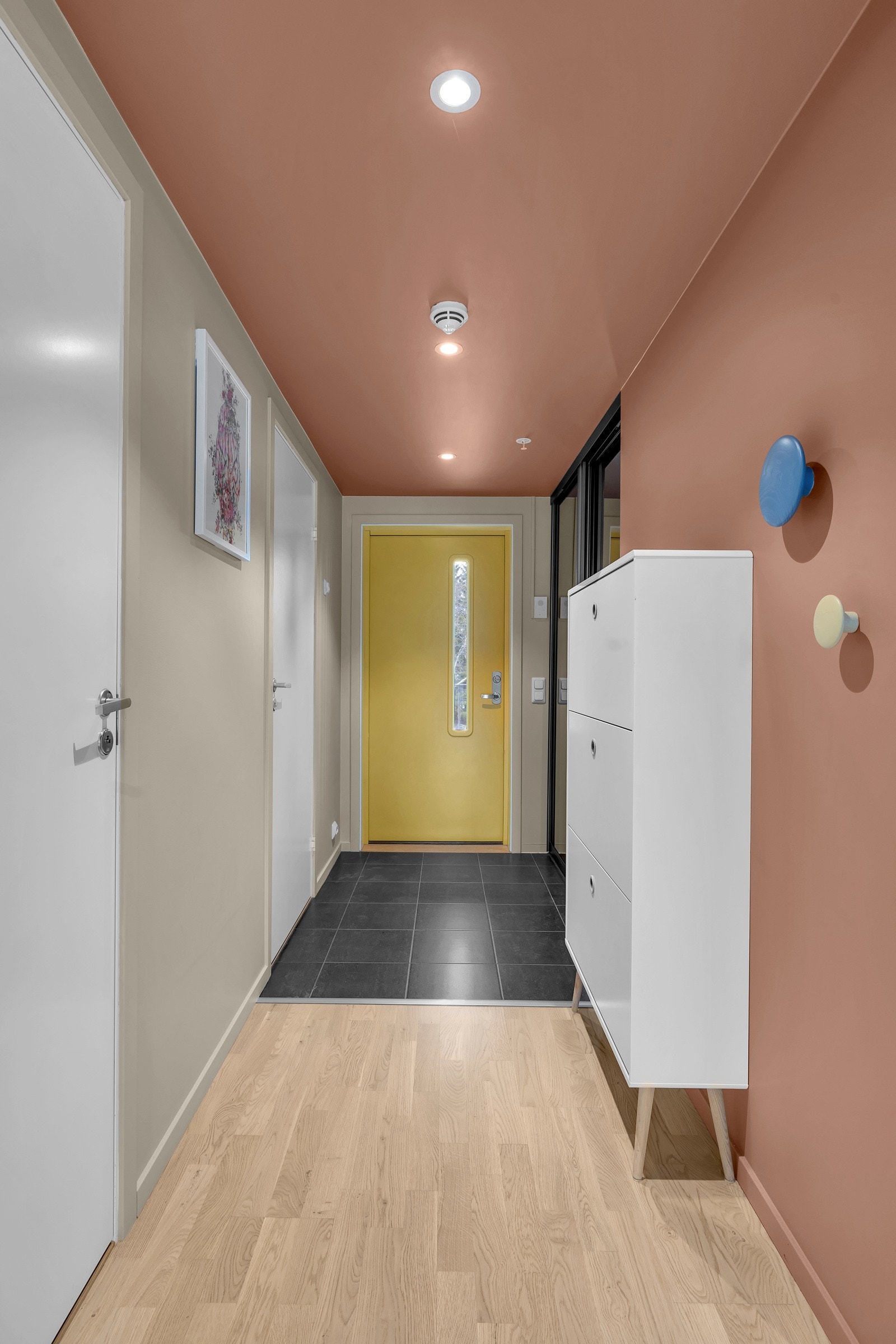 Fra entreen ledes du videre til soverom, bod, bad og den flotte stuen Galleribilde