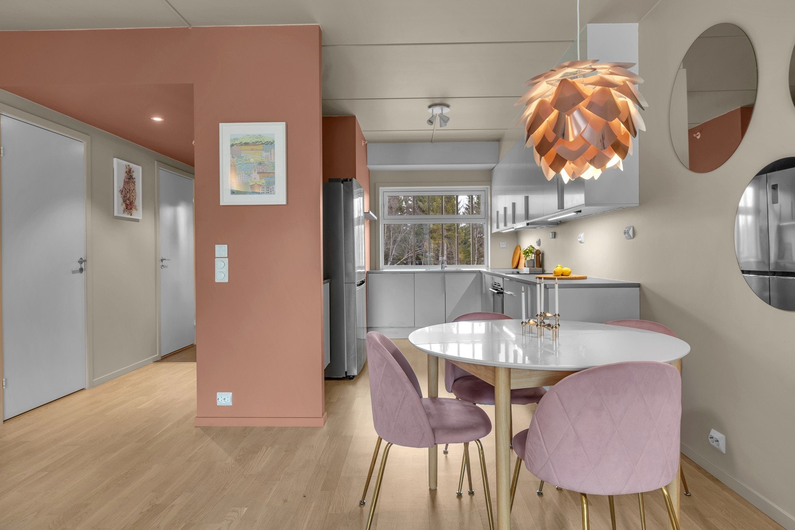 Kjøkkenet er i delvis åpen løsning og er tilbaketrukket i leiligheten Galleribilde