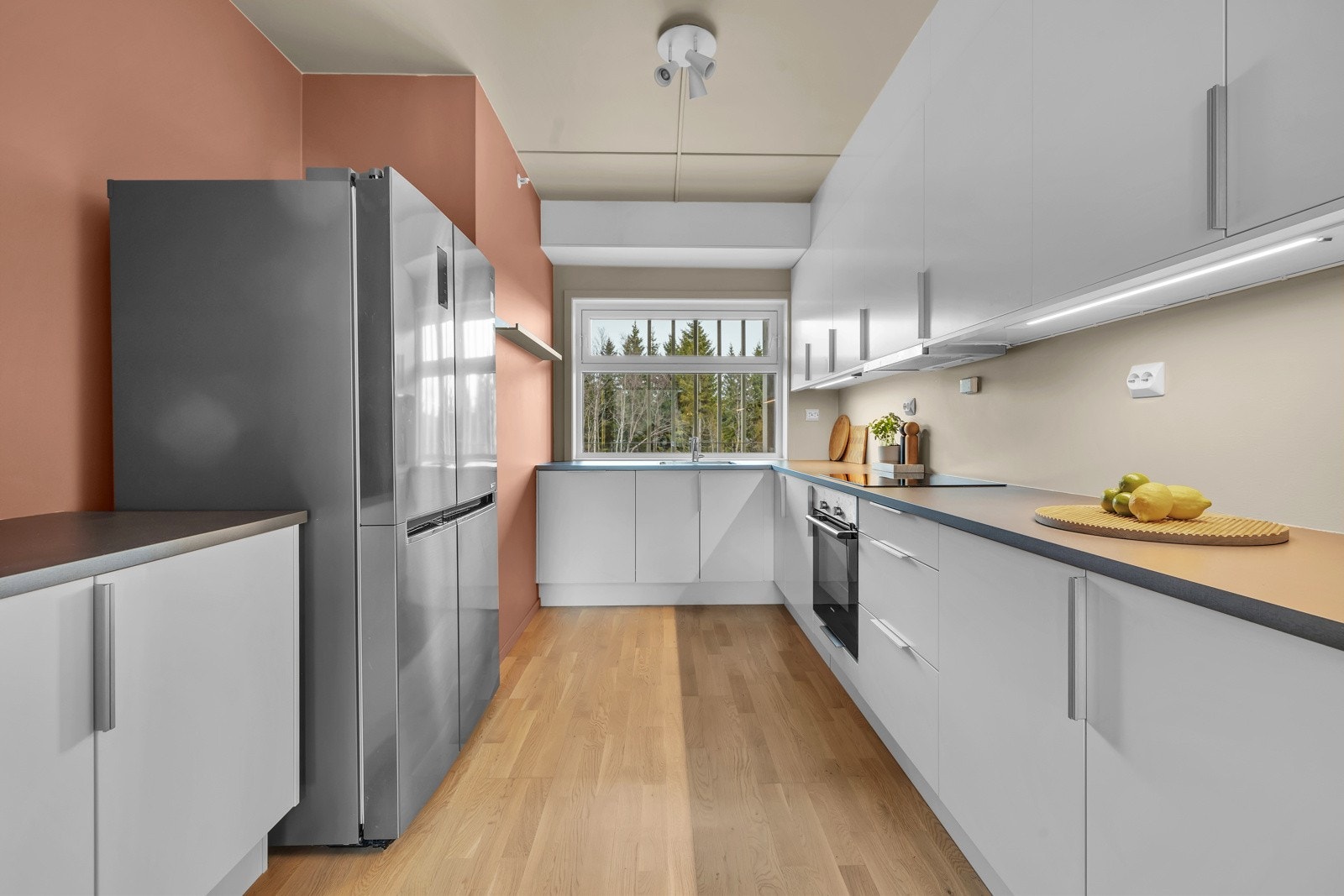 Kjøkkenet tilbyr rikelig med skap- og benkeplass Galleribilde